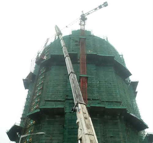源汇吊车在工地上作业